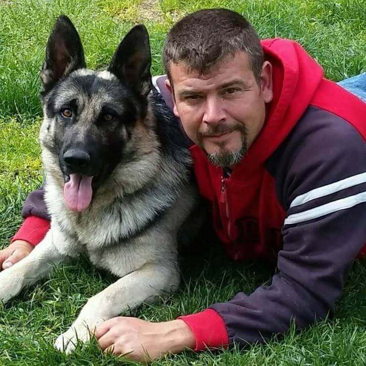 Fotografía de Raúl Méndez con un perro